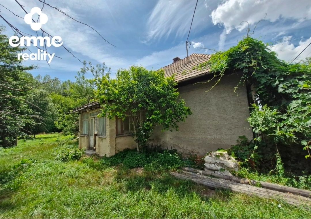 Ponúkame na predaj pozemok s celkovou výmerou 912 m² vo vyhľ
