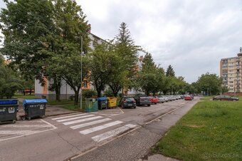 Oferujemy na sprzedaż częściowo wyremontowane dwupokojowe