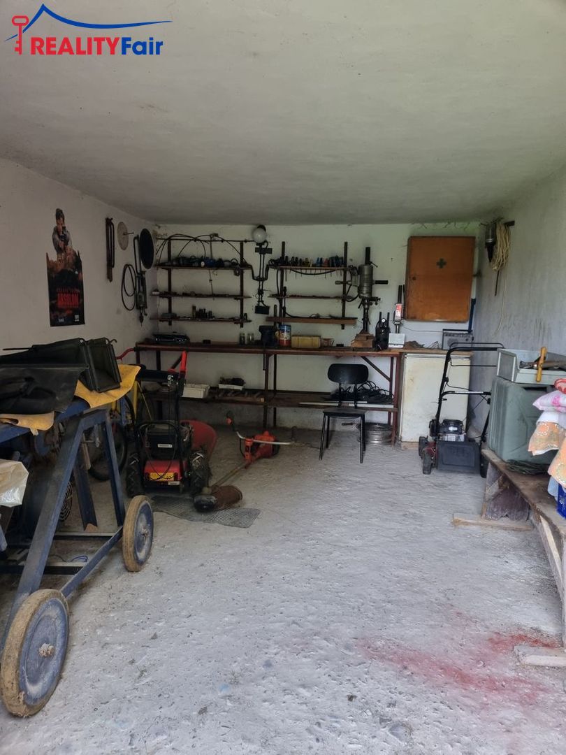 Продається сільський господарський будинок зі земельним наділом у селі Почувадло, розташований…