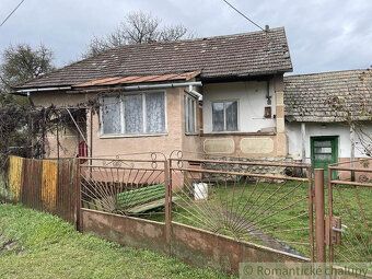 Dom sa nachádza v centrálnej časti obce Žarnov v Bodvianskej