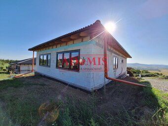I am offering for sale an upmarket 6-room family house with pantry
