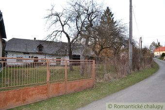 Téměř 100 let stará dřevěnice stojí na krásném 16 arovém pozemku nedaleko města Svidník.