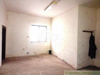 We offer you a former school in the mountain village of Rovné.