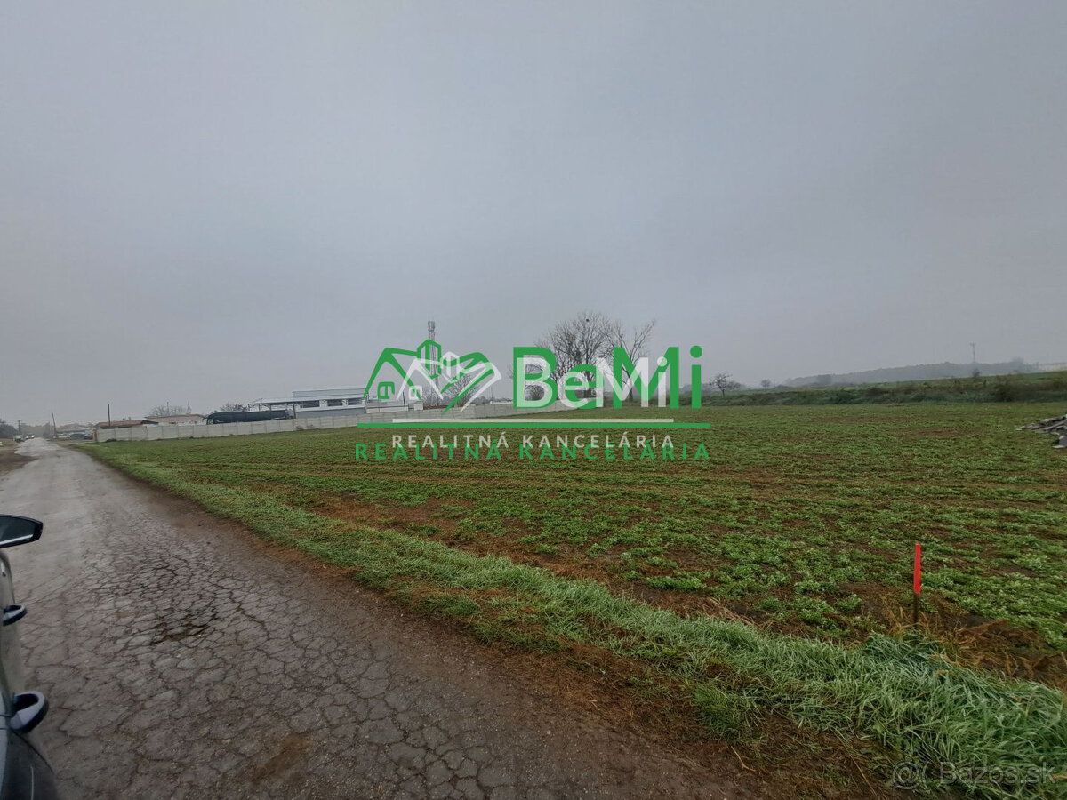 Typ: Pozemky - komerční Obec: Čierny Brod 011-14-EVBA Nabízíme k prodeji 2 pozemky v…