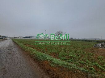 Typ: Pozemky - komerční Obec: Čierny Brod 011-14-EVBA Nabízíme k prodeji 2 pozemky v…