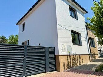 Dobrý deň, rodina s dvomi deťmi hľadá starší dom na preroben