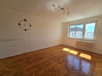 I offer for rent a 1 bedroom apartment with two separate non-passable rooms.