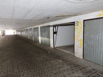 Hrubá zděná garáž 20 m², pozemek v osobním vlastnictví.