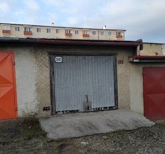 Hrubá zděná garáž 20 m², pozemek v osobním vlastnictví.