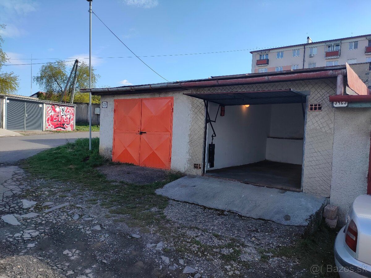 Hrubá zděná garáž 20 m², pozemek v osobním vlastnictví.