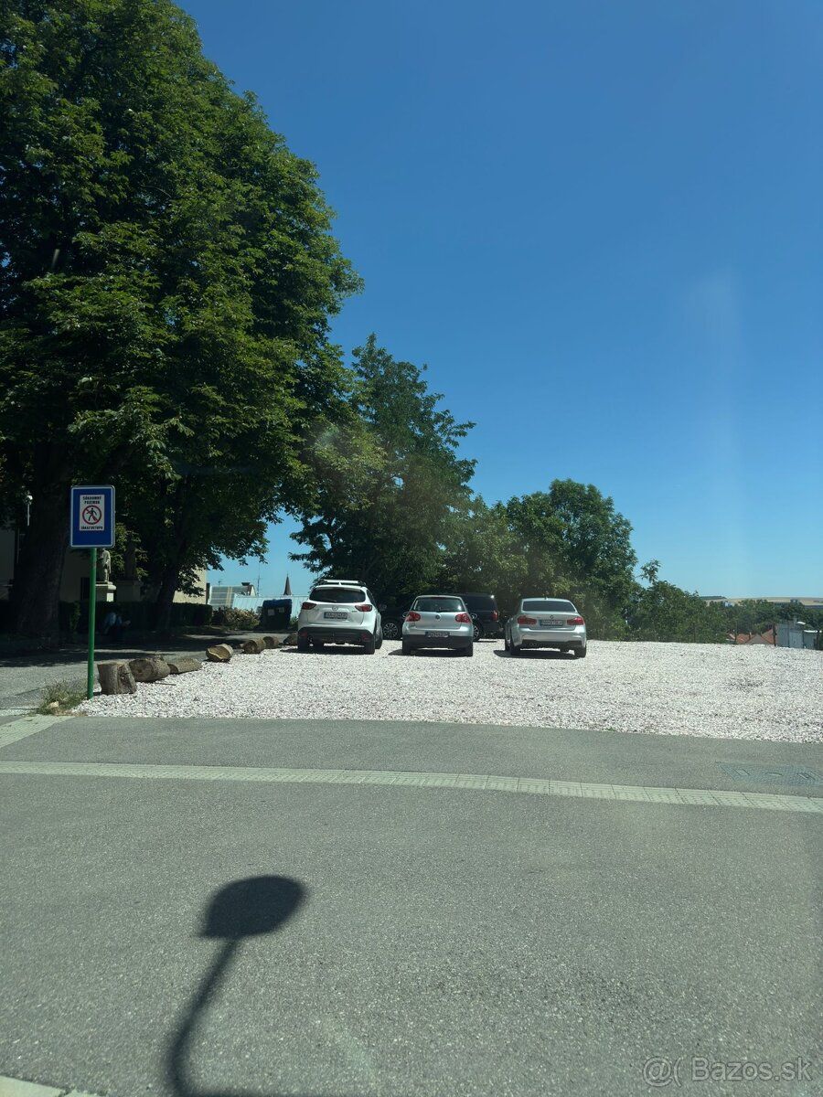 Prenajmem vyhradené miesto na pozemku s možnosťou parkovania
