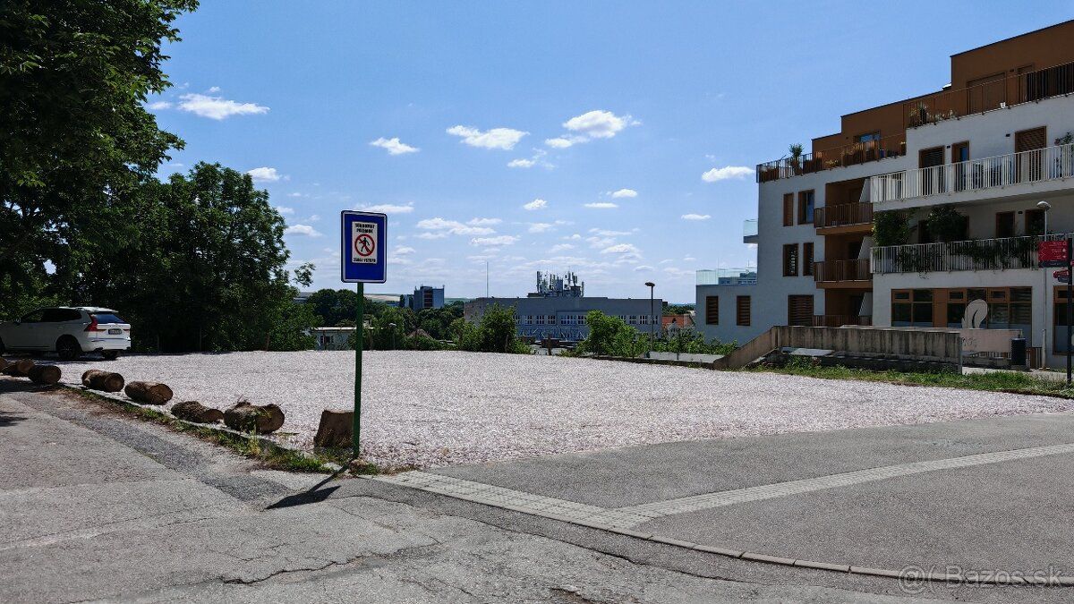 Prenajmem vyhradené miesto na pozemku s možnosťou parkovania