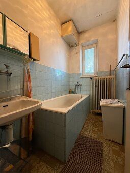 FAMILY HOUSE IN A DESIRABLE PART OF THE TOWN - ACCESS TO LAND ALONG ITS ENTIRE WIDTH