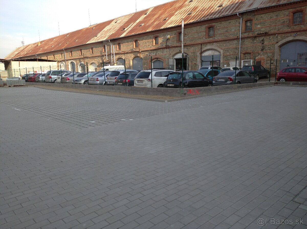 Пропонуємо орендувати паркомісця на вул. Альвінчиха. 