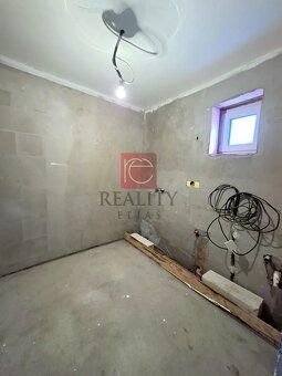 Ponúkame Vám na predaj samostatne stojaci 4-izbový rodinný d