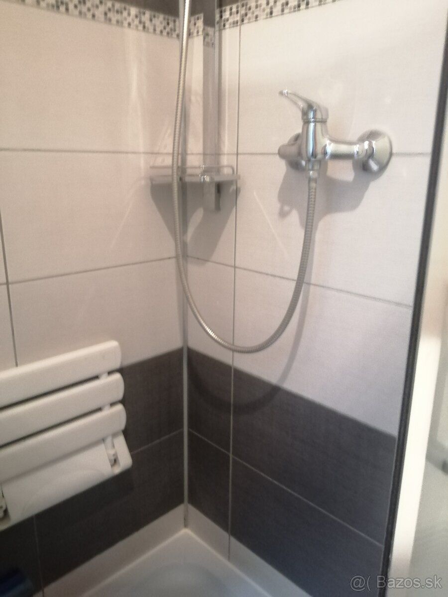 Dáme do prenájmu veľmi pekný 3iz byt na vyvýšenom prízemí v 
