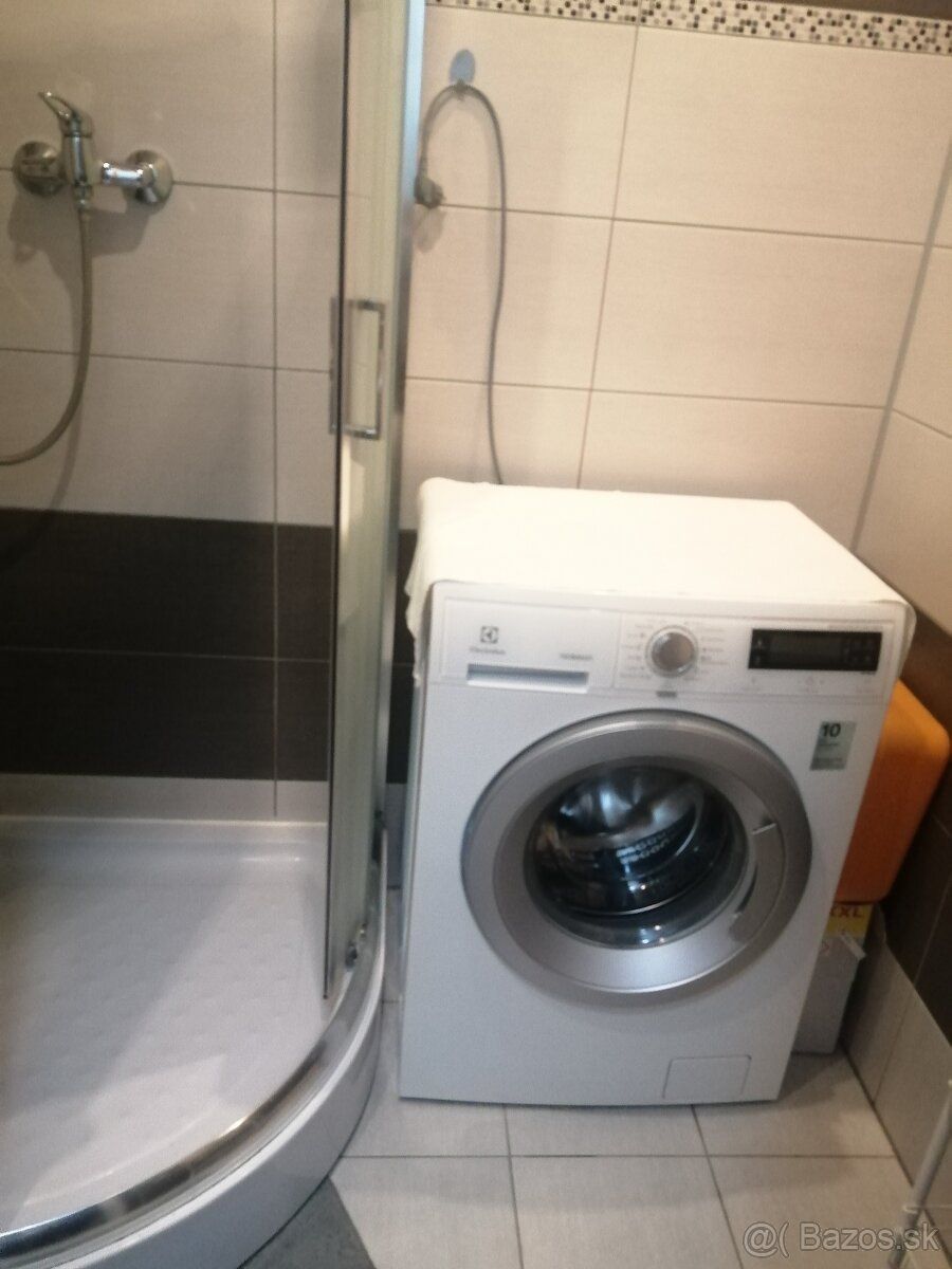 Dáme do prenájmu veľmi pekný 3iz byt na vyvýšenom prízemí v 