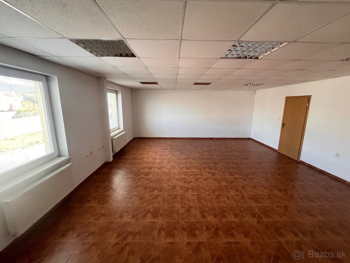 Nachází se na dobře situovaném místě u vjezdu do Prievidze směrem od Nováky, v ulici Nadjazdová.