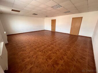 Nachází se na dobře situovaném místě u vjezdu do Prievidze směrem od Nováky, v ulici Nadjazdová.