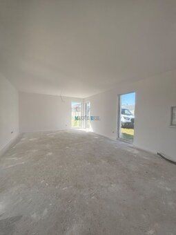 NOVOSTAVBA 4-IZBOVÉHO RODINNÉHO DOMU S POZEMKOM 620 m² – LEN