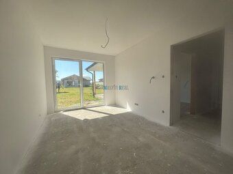 NOVOSTAVBA 4-IZBOVÉHO RODINNÉHO DOMU S POZEMKOM 620 m² – LEN
