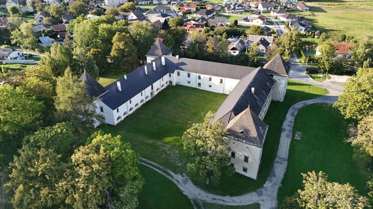 Ponúkame historický mimoriadne hodnotný renesančný kaštieľ z