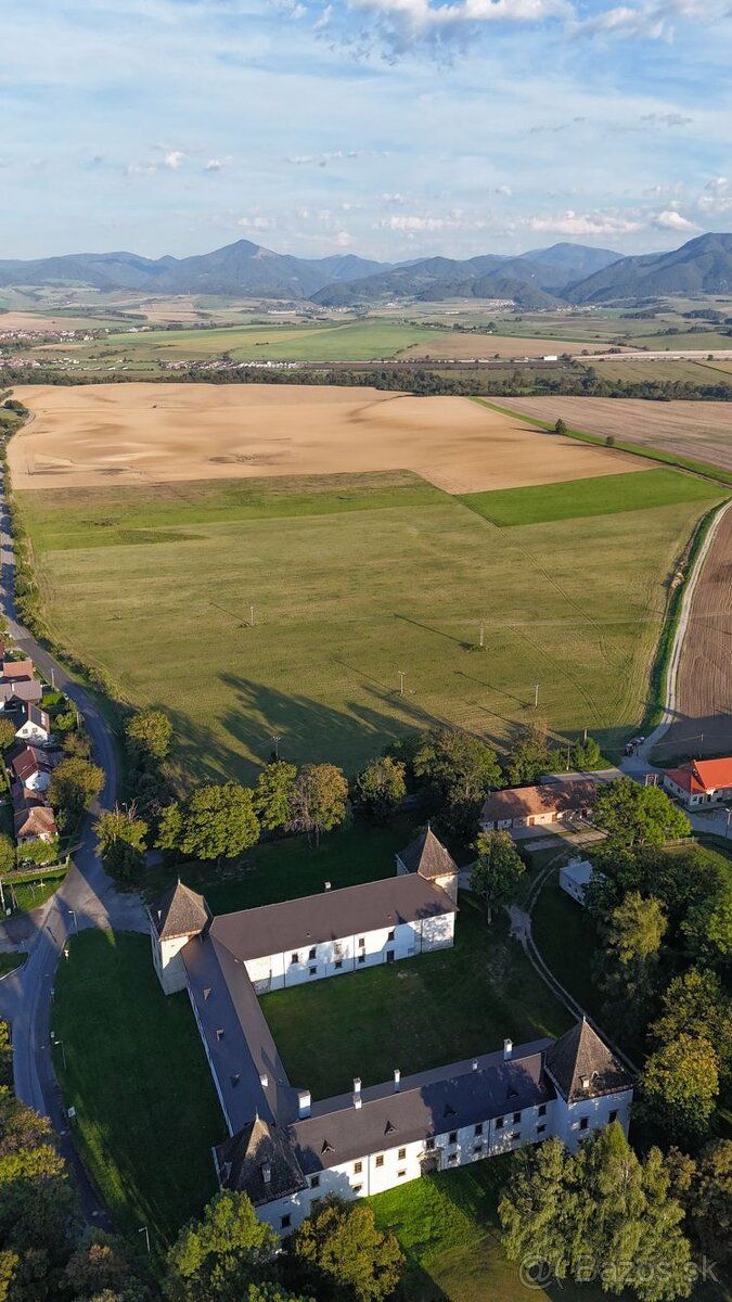 Ponúkame historický mimoriadne hodnotný renesančný kaštieľ z