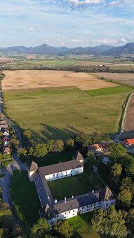 Ponúkame historický mimoriadne hodnotný renesančný kaštieľ z