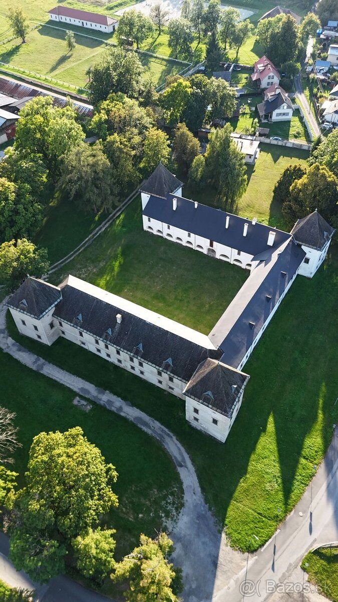 Ponúkame historický mimoriadne hodnotný renesančný kaštieľ z
