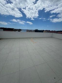 Type: Three-bedroom apartment Street: Privlaka Village: Privlaka New Living RK offers for sale a penthouse in a…