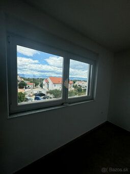 Type: Three-bedroom apartment Street: Privlaka Village: Privlaka New Living RK offers for sale a penthouse in a…