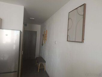 Nabízíme dlouhodobý pronájem kompletně zařízenou klimatizovanou garsoniéru s balkonem ve…