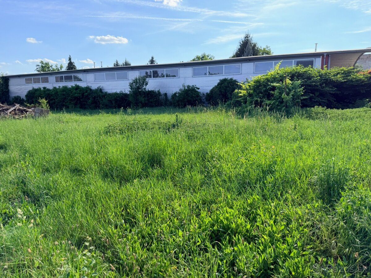 Pozemek P1 o rozloze 609 m² s přímým vstupem z ulice Oslobo