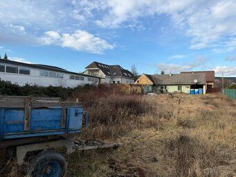 Pozemek P1 o rozloze 609 m² s přímým vstupem z ulice Oslobo