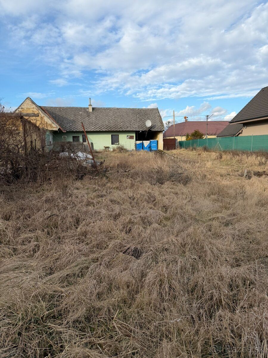 Pozemek P1 o rozloze 609 m² s přímým vstupem z ulice Oslobo