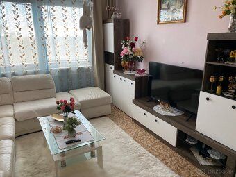 Prenajmem jednu peknú velkú nepriechodnú izbu. Byt sa nachád