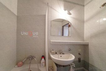 We exclusively offer for sale a large 3 bedroom apartment (currently converted to 4 room) in…