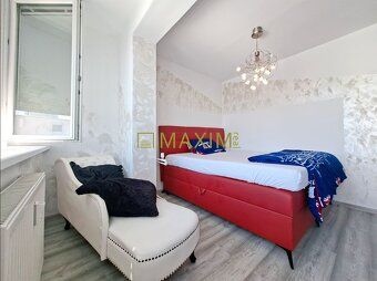 We offer for sale a completely renovated 2 bedroom apartment on