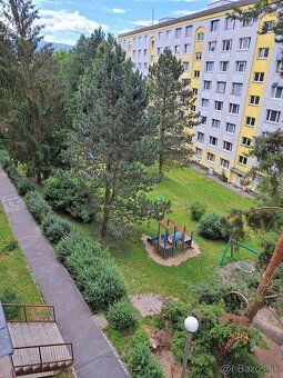 Na prenájom ciastocne zariadeny 2- izbový panelový byt vo Zv
