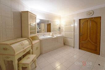 Ponúkame na predaj krásny a veľkorysý 5-izbový rodinný dom p