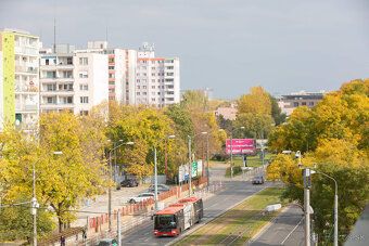 We offer for sale a nice generous 3.5 room apartment with the possibility of converting it…