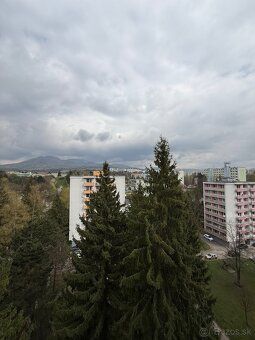 Byt sa nachádza na najvyššom, ôsmom podlaží bytového domu v 