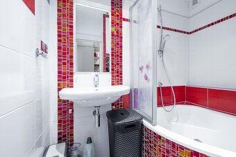 We offer for rent a renovated and fully furnished 3 room apartment