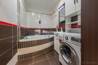 Residence Realty Agency offers for rent a pleasant and fully renovated 3-room apartment in one…