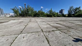 Hľadáte veľký, dobre dostupný priestor pre parkovanie, logis