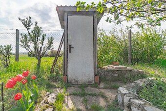 NA PRODEJ: Zděný, podsklepený domek s krbem na 8-arové 