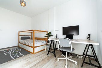 Ponúkame na predaj veľký trojpodlažný rodinný dom v obci Gyň