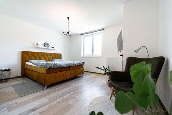 Ponúkame na predaj veľký trojpodlažný rodinný dom v obci Gyň