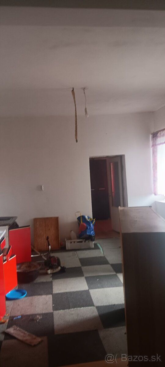 Mam na predaj rodinný dom v velkim pozemkom v obci veľkom dr