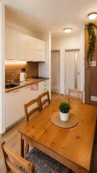 1.Predám betonové panely š-70cm ,l-cca 7m počet cca 30ks - p